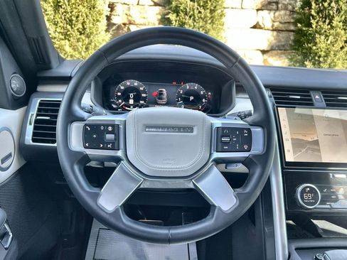 Used 2024 Land Rover Discovery Metropolitan Edition image 22