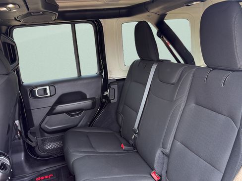 Used 2021 Jeep Wrangler Unlimited Sahara w/ Cold Weather Group AWD/4WD image 19