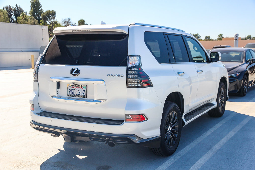 Used 2023 Lexus GX 460 Premium w/ Accessory Package AWD/4WD image 3