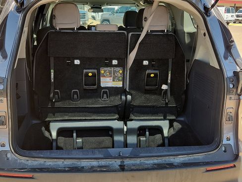 Used 2024 Toyota Sienna LE FWD image 11