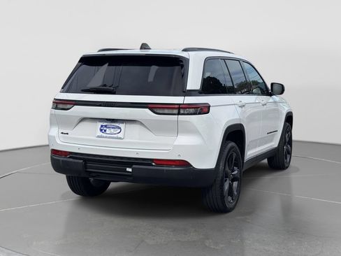Used 2023 Jeep Grand Cherokee Altitude AWD/4WD image 4