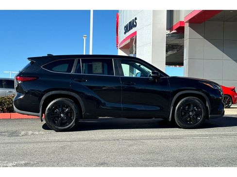 Used 2023 Toyota Highlander LE image 3