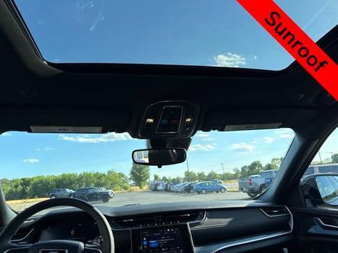 Used 2023 Jeep Grand Cherokee Altitude AWD/4WD image 6