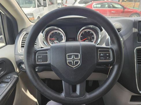 Used 2017 Dodge Grand Caravan SE FWD image 38