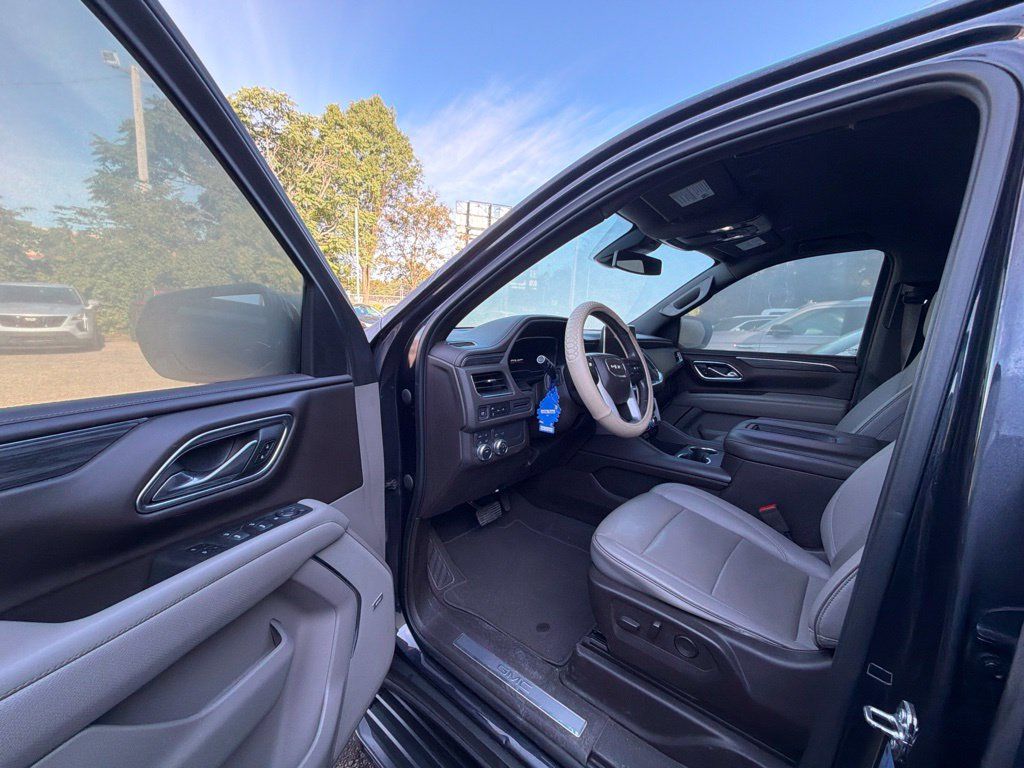 Used 2023 GMC Yukon SLT AWD/4WD image 9
