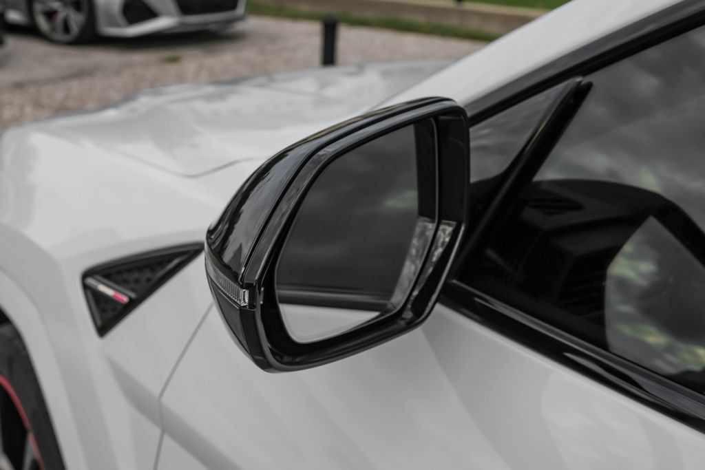 Used 2022 Lamborghini Urus AWD/4WD image 51