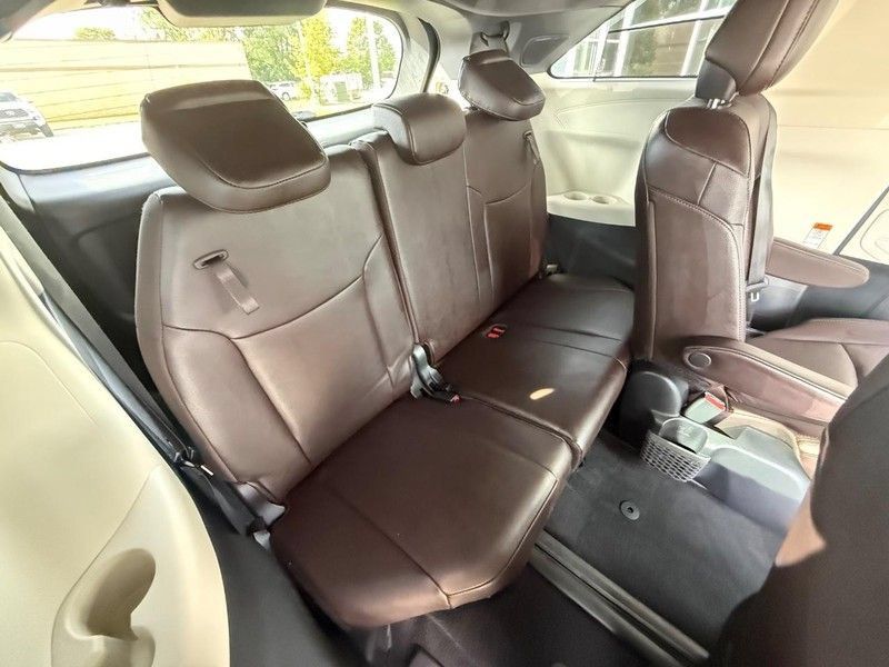 Used 2023 Toyota Sienna Platinum AWD/4WD image 11