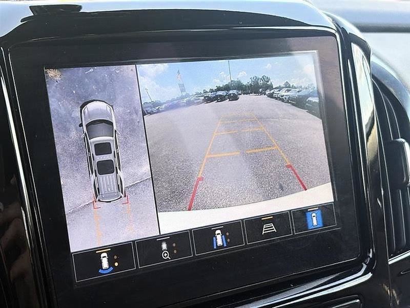 Used 2023 Chevrolet Traverse Premier FWD image 28