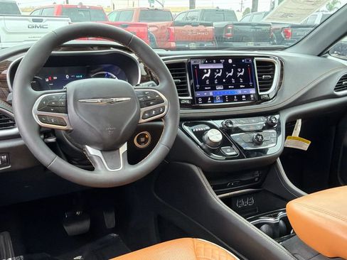 Used 2023 Chrysler Pacifica Pinnacle FWD image 34
