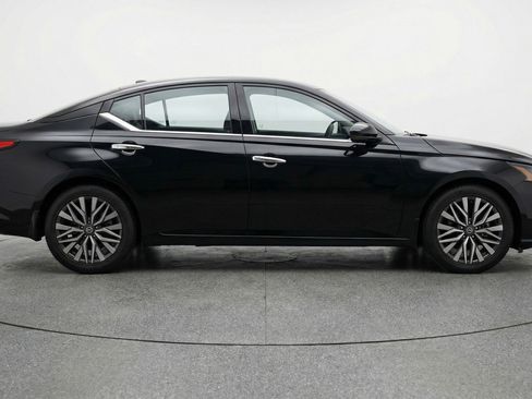 Used 2025 Nissan Altima 2.5 SV FWD image 11