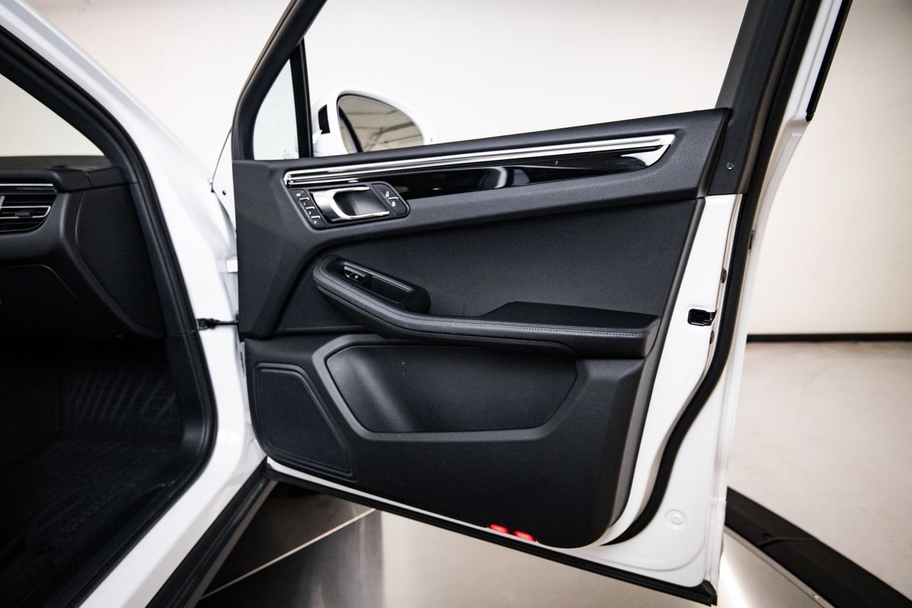 Certified 2023 Porsche Macan AWD/4WD image 27