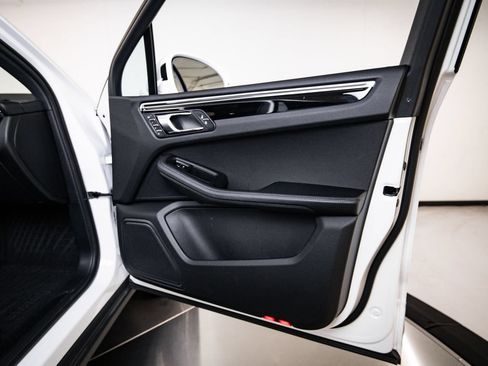 Certified 2023 Porsche Macan AWD/4WD image 27
