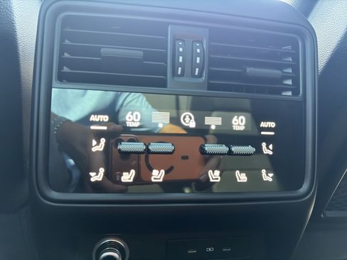 Used 2024 Porsche Cayenne AWD/4WD image 23