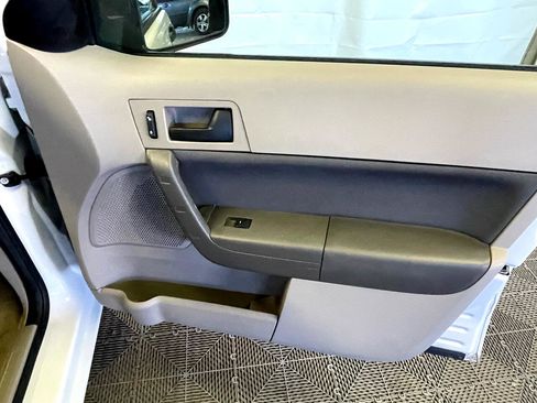 Used 2010 Ford Focus SE image 14
