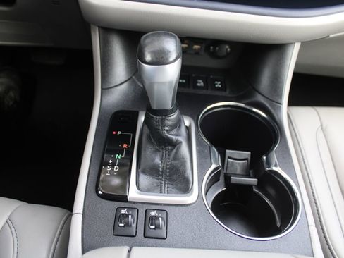 Used 2019 Toyota Highlander AWD V6 image 38