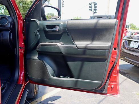 Used 2016 Toyota Tacoma TRD Sport AWD/4WD image 33