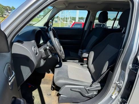 Used 2016 Jeep Patriot Latitude AWD/4WD image 18
