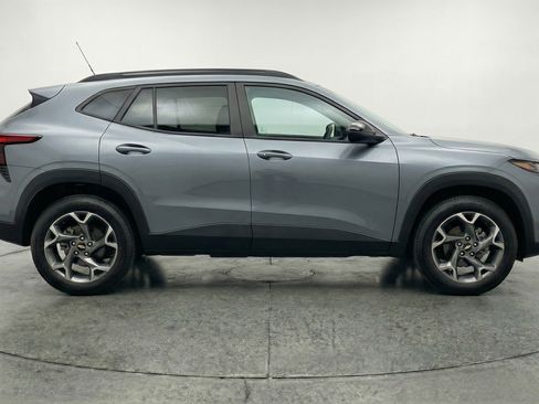 Used 2025 Chevrolet Trax LT FWD image 11