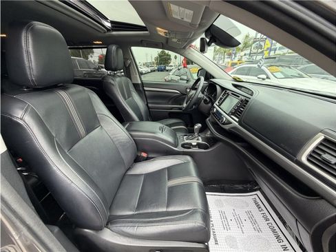 Used 2017 Toyota Highlander SE FWD image 40