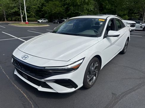 Used 2025 Hyundai Elantra SEL FWD image 13