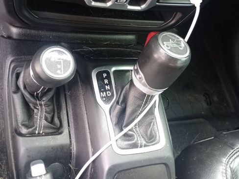 Used 2018 Jeep Wrangler Unlimited Sahara AWD/4WD image 14