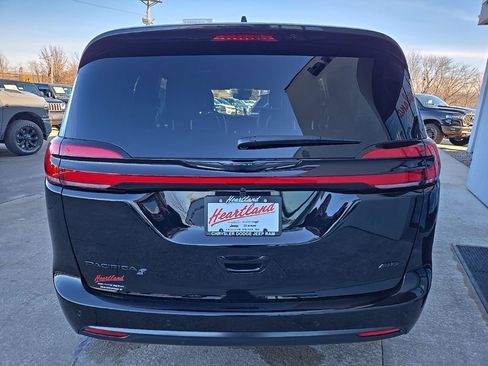 New 2026 Chrysler Pacifica Select w/ S Appearance Package image 9