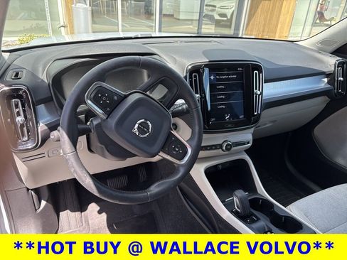 Used 2020 Volvo XC40 T4 Momentum FWD image 4