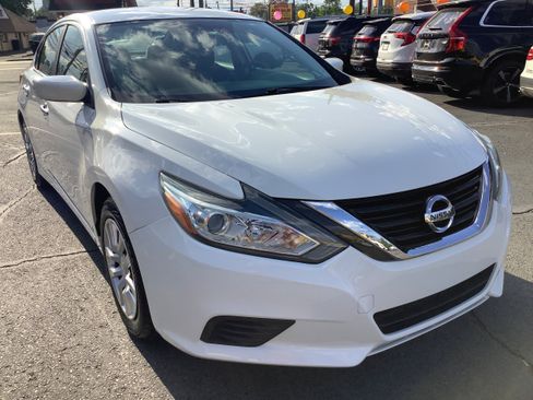 Used 2016 Nissan Altima 2.5 S w/ Power Driver Seat Package FWD image 2