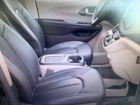 Used 2024 Chrysler Pacifica Touring-L FWD image 16
