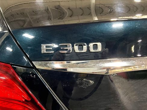 Used 2017 Mercedes-Benz E 300 4MATIC image 9