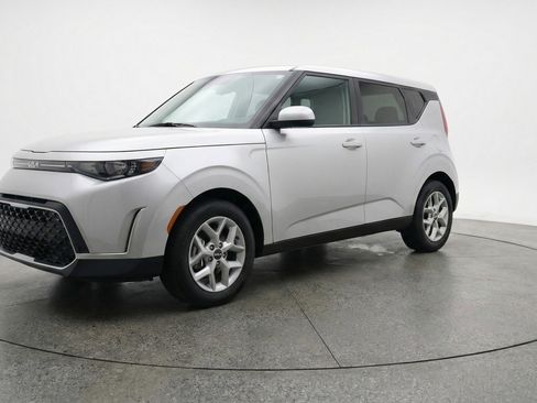 Used 2025 Kia Soul LX w/ LX Technology Package image 3