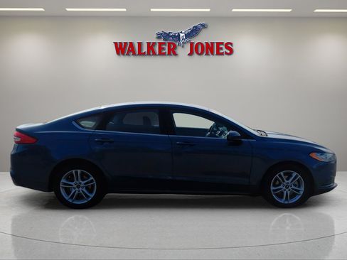 Used 2018 Ford Fusion SE w/ Fusion SE Technology Package image 2