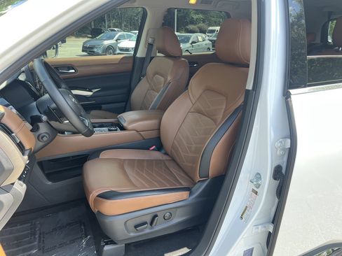 Certified 2025 Nissan Pathfinder Platinum w/ Cargo Package AWD/4WD image 21