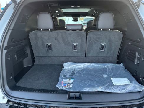 Used 2025 Chevrolet Traverse RS image 25