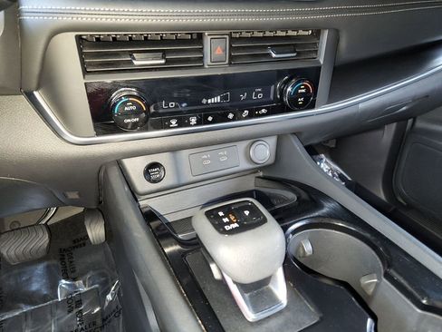 Used 2025 Nissan Rogue SV image 20