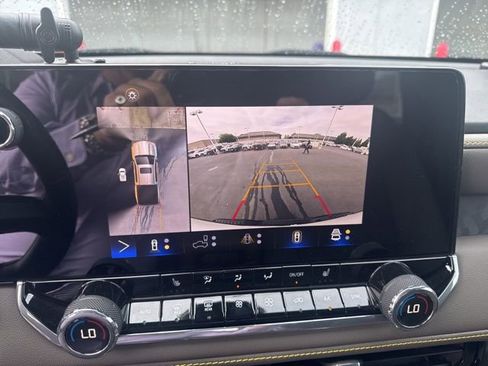 Used 2024 Chevrolet Colorado ZR2 w/ Technology Package image 16