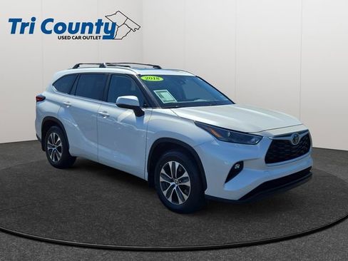 Used 2023 Toyota Highlander XLE FWD image 1