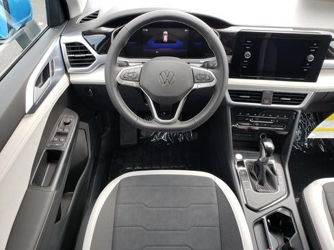 New 2026 Volkswagen Taos SE FWD image 9