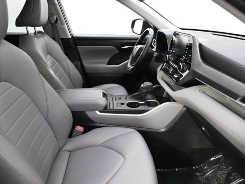 Used 2021 Toyota Highlander XLE AWD/4WD image 14