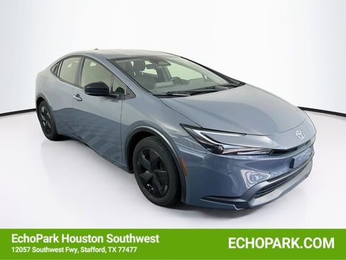 Used 2025 Toyota Prius LE FWD image 1