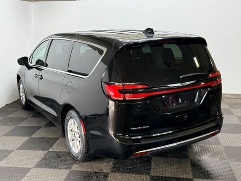 Used 2024 Chrysler Pacifica Touring-L FWD image 7