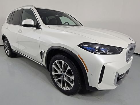 Certified 2024 BMW X5 xDrive40i w/ Premium Package image 7
