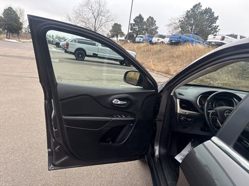 Used 2016 Jeep Cherokee Latitude w/ Cold Weather Group image 10