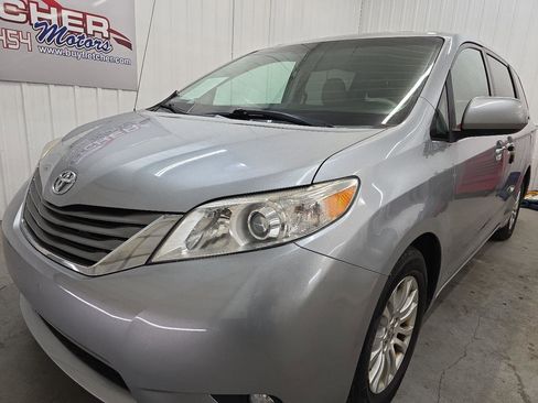 Used 2014 Toyota Sienna XLE FWD image 3