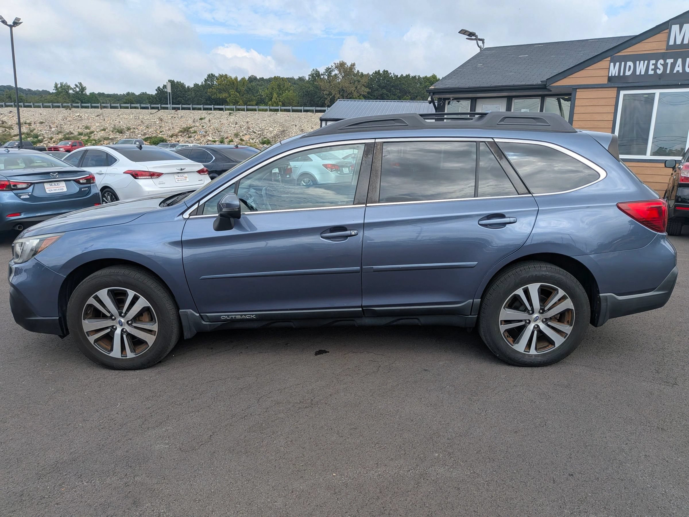 Used 2018 Subaru Outback 2.5i Limited AWD/4WD image 3
