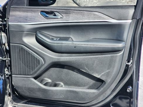 Used 2023 Jeep Grand Cherokee Limited w/ Black Appearance Package image 26