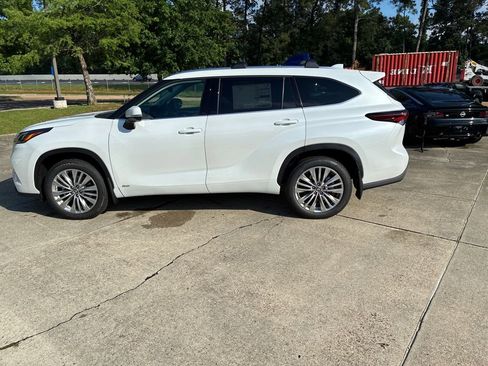 New 2026 Toyota Highlander Platinum AWD/4WD image 2