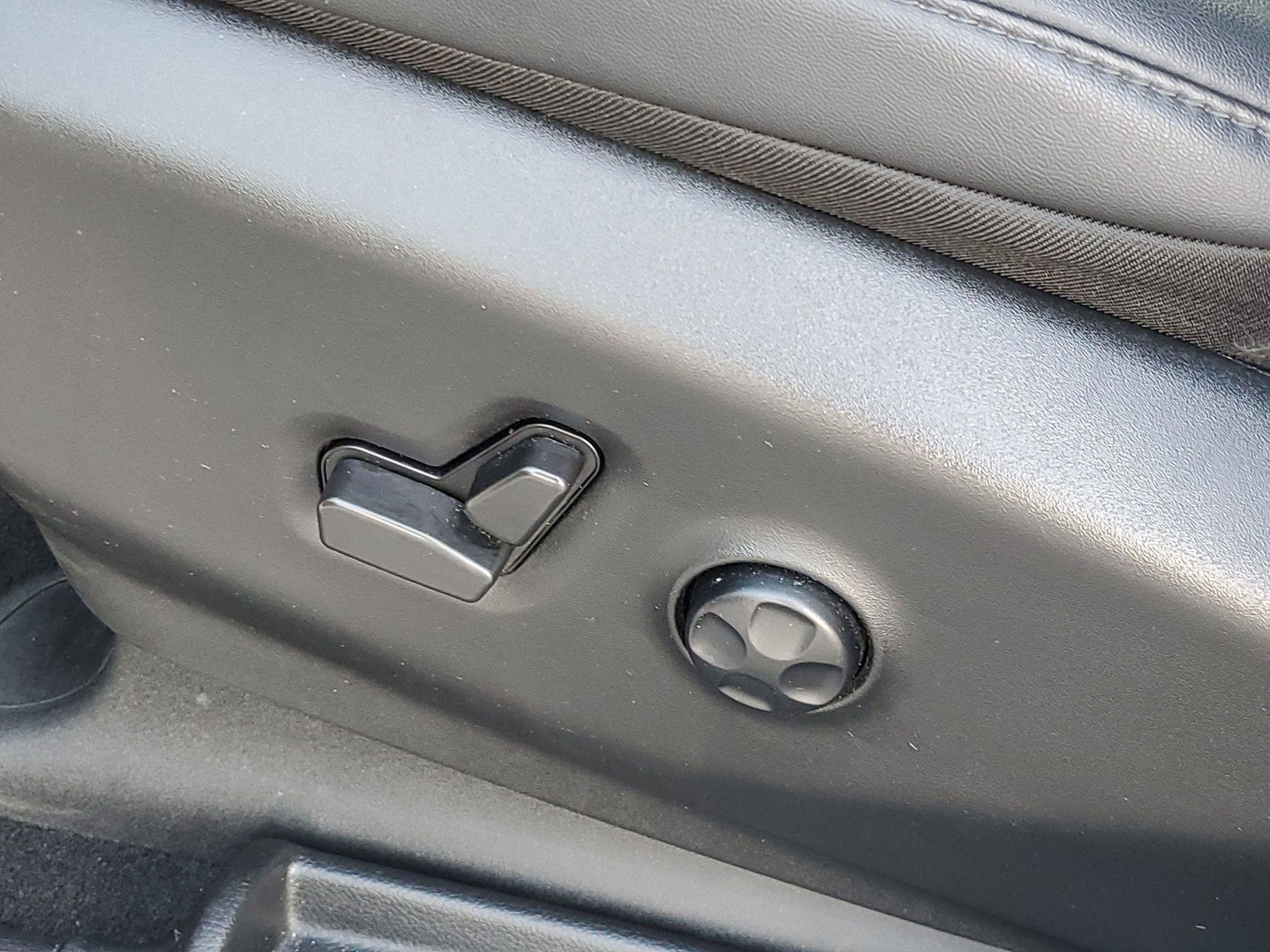 Used 2025 Chrysler Pacifica Select FWD image 6
