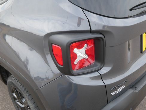 Used 2023 Jeep Renegade Altitude w/ Sun/Sound Group AWD/4WD image 17