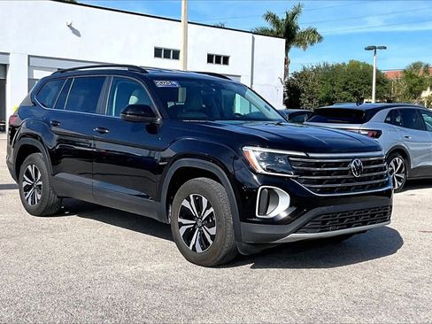 Certified 2025 Volkswagen Atlas SE image 2
